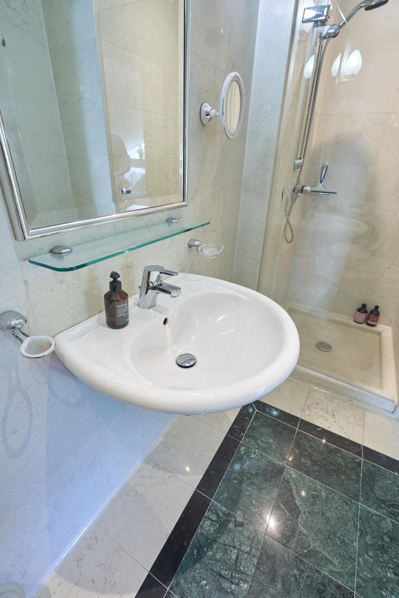 באדן Big Apartment In Guesthouse מראה חיצוני תמונה
