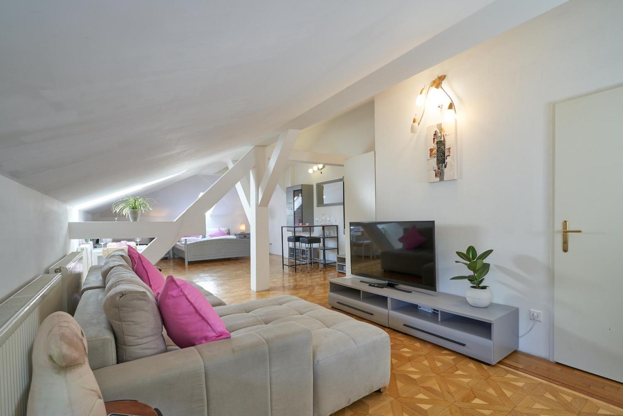 באדן Big Apartment In Guesthouse מראה חיצוני תמונה